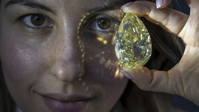 Million-dollar diamonds up for auction in Geneva