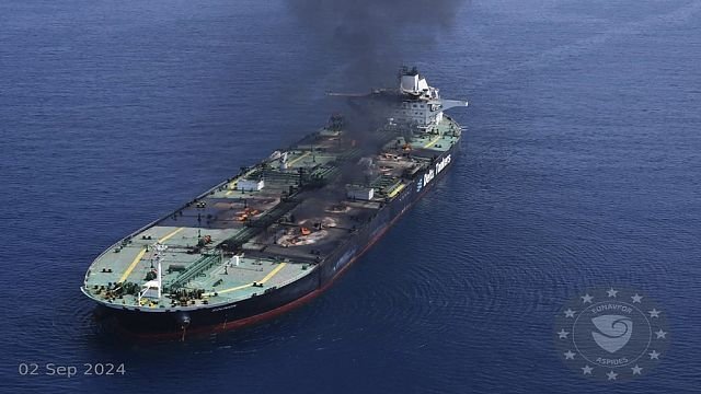 Burning oil tanker in Red Sea: salvagers call off dangerous tow