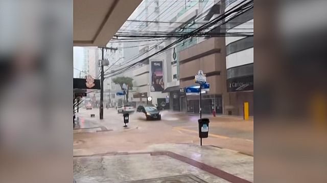 Heavy rain causes floods in “Brazil’s Dubai” after overnight downpour