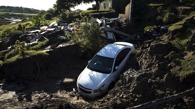 South Africa : woman swept away by floodwaters in KwaZulu-Natal province