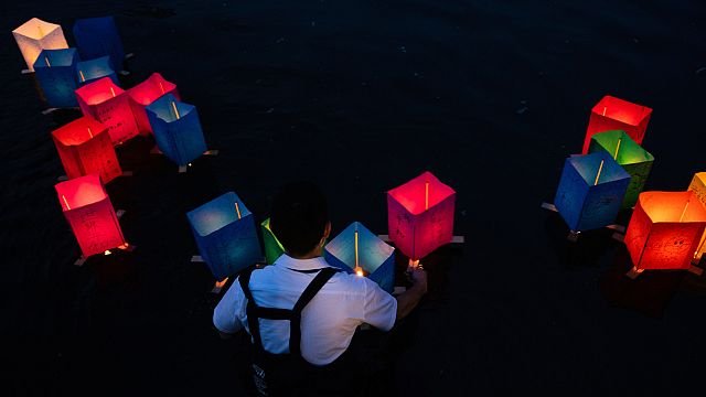 Lanterns released on Hiroshima river in tribute to atomic bomb victims