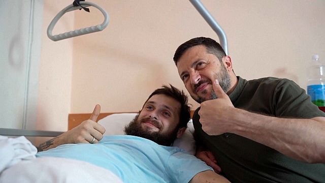 Zelenskyy visits wounded soldiers at military hospital in Kharkiv