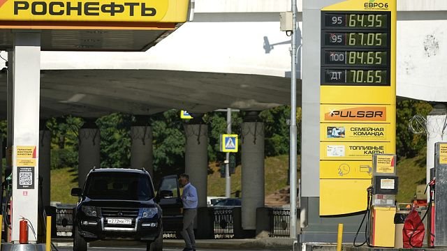 Russia extends gasoline export ban amid shortages, price surge