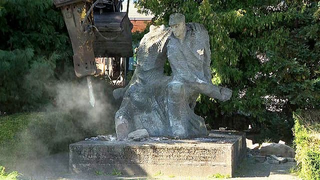 Monument taken down in Poland under communist symbols law