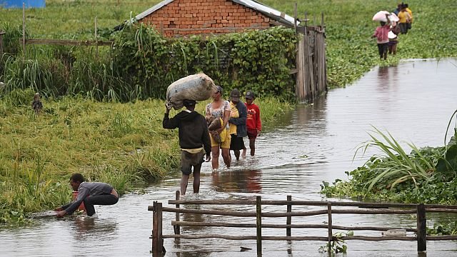 UN says global temperatures to remain above average despite cooling La Niña