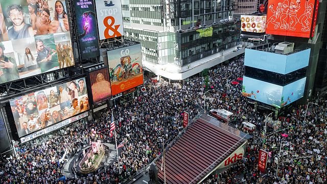 USA : Tens of thousand take to the streets in Anti-Trump ‘No kings’ protests