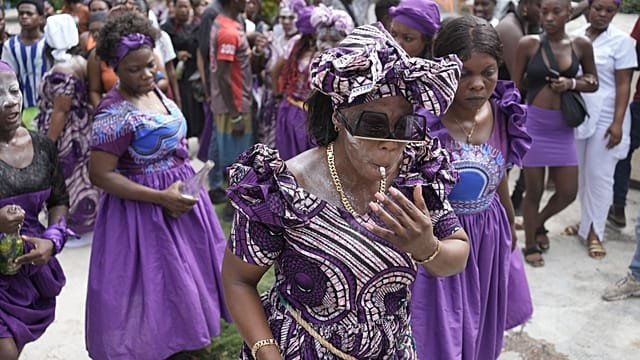 Hundreds of voodoo worshipers mark Day of the Dead in Haiti