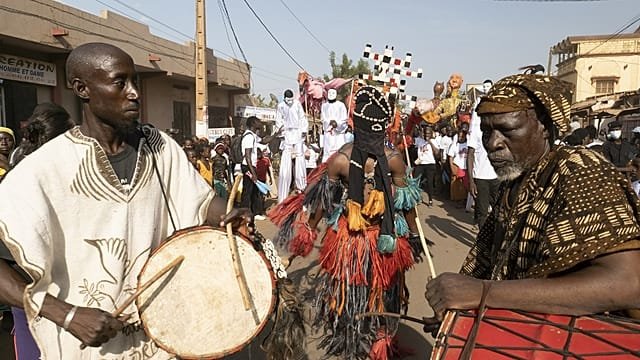 Mali: amidst adversity, Bamako’s puppets bring joy to the streets