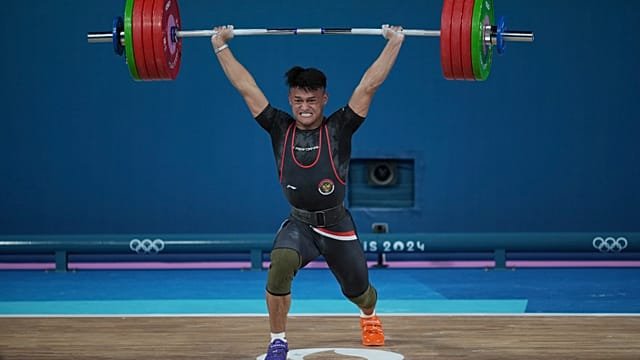 Indonesian weightlifter wins record-breaking 79kg gold at Southeast Asian Games