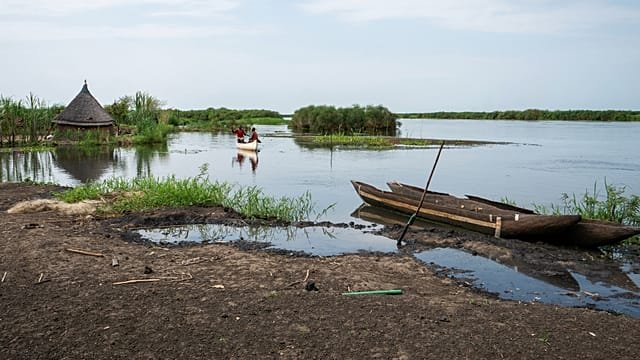 South Sudan families battle rising Nile floods to survive