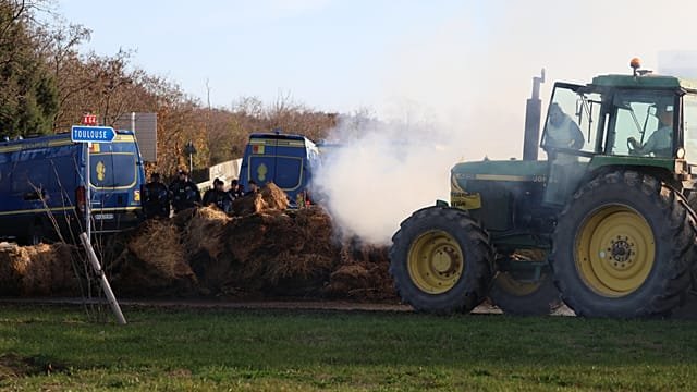 French farmers protest outside Macron’s over EU-Mercosur deal