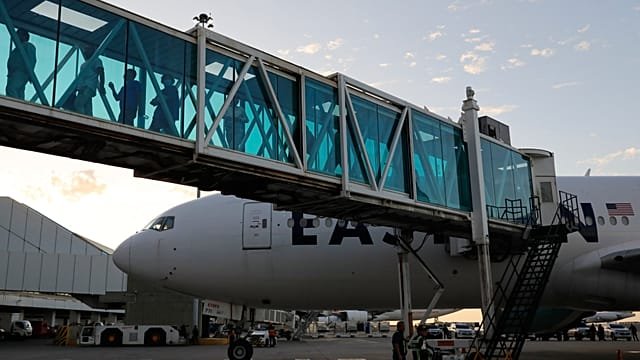 Venezuela: U.S. deportation flights continue despite airspace closure threat