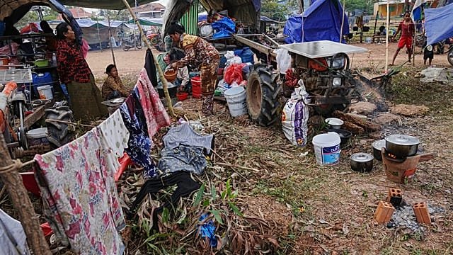 Families flee to shelters near Cambodia-Thailand border amid clashes