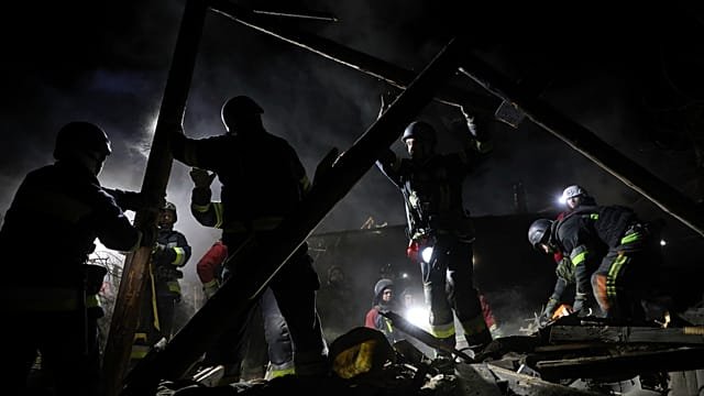 Russian bombs hit Zaporizhzhia, wounding 35 and intensifying frontline battles