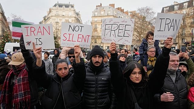 Thousands in Paris support Iranian protesters and exiled crown prince