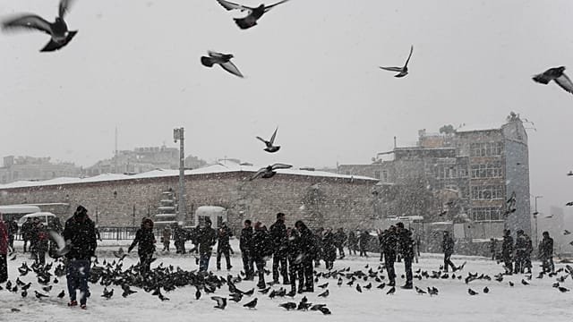Heavy snow blankets Istanbul on first day of 2026