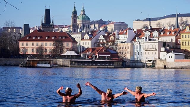 Over 40 swimmers brave icy Vltava River for Prague’s Three Kings Swim