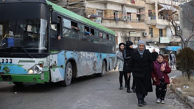 Syrians displaced by deadly battles in Aleppo begin returning to the city