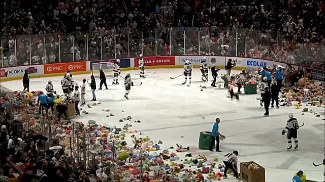 Hershey Bears’ teddy bear toss collects 81,796 toys for local charities