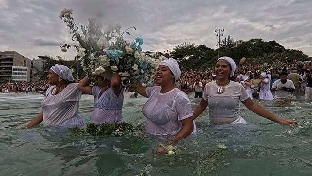 Brazil : Thousands in Rio de Janeiro honour sea goddess Yemanjá on the beach
