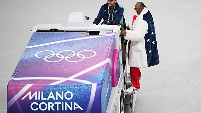 From stage to flame – Snoop Dogg joins Olympic torch relay