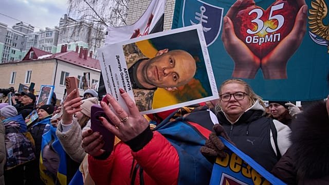 Russia and Ukraine exchange prisoners but peace talks appear stalled