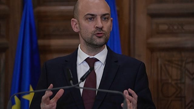 France’s Foreign Minister visits Central African Republic in bid to rebuild ties