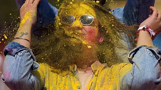 India: Holi brings colour and crowds nationwide