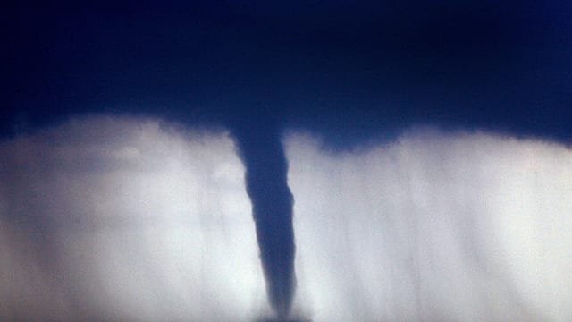 Rare waterspout stuns residents off Algiers coast