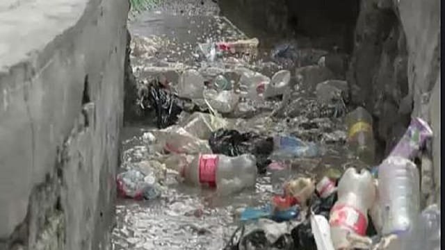 Abidjan’s young people wage war on trash