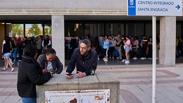 Immigrants race to gather paperwork as amnesty applications open