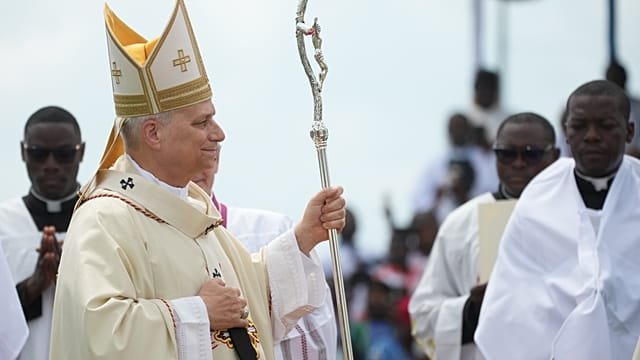 Pope urges young Cameroonians to resist temptation of corruption