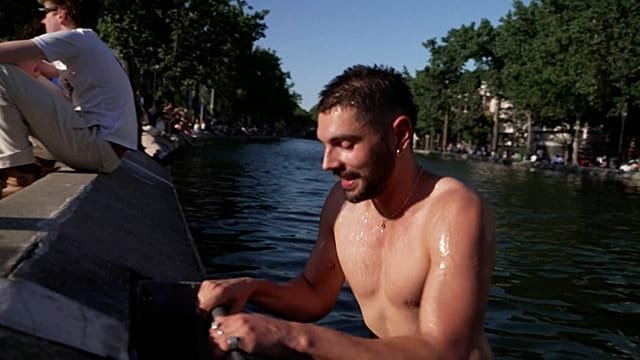 France heat triggers illegal swimming in central Paris