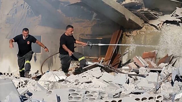 Israeli airstrike kills 4 and injures 33 in southern Lebanon despite fragile ceasefire