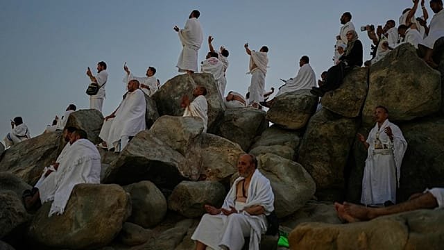 Faith under the sun: pilgrims endure heat at mount Arafat