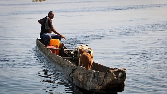 Congo fishermen abandon nets for plastic waste