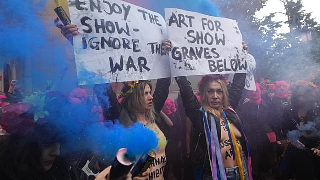 Italy: Femen and Pussy Riot protest Russia’s return to Venice Biennale