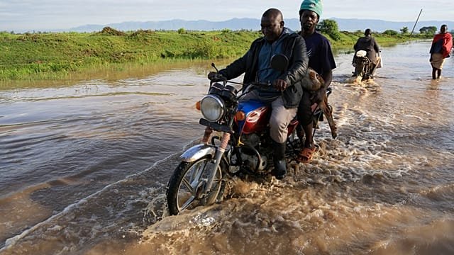 Kenya floods leave roads impassable in Syokimau