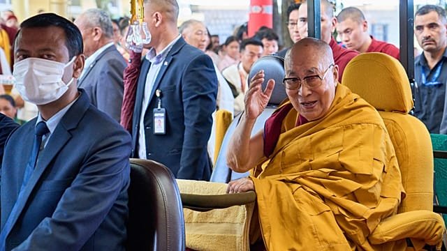 Dalai Lama attends swearing‑in of Tibetan government‑in‑exile in India