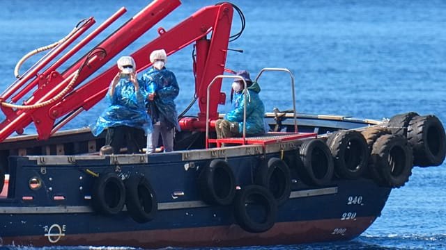 Hantavirus: First passengers disembark stricken cruise ship
