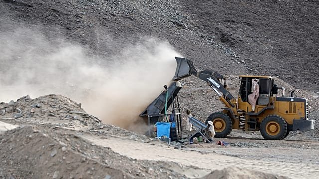 Gold rush survival: Sudanese miners turn to trade amid war