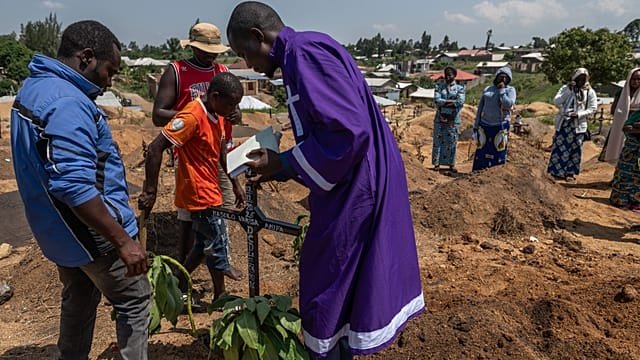 Red Cross in DRC workers bury six-month-old girl who died of Ebola