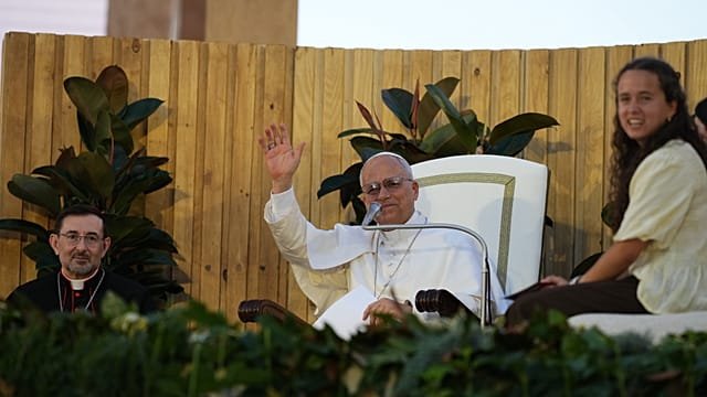 Pope visits Madrid welfare center, meets homeless and highlights against prejudice