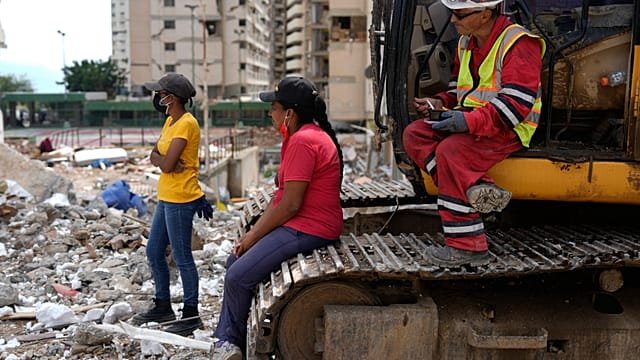 Venezuela: families continue digging through the rubble for relatives