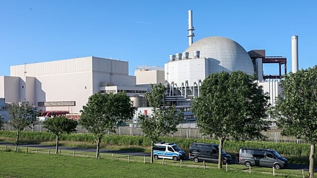 US and Saudi Arabia sign new nuclear agreement paving way for kingdom to enrich uranium
