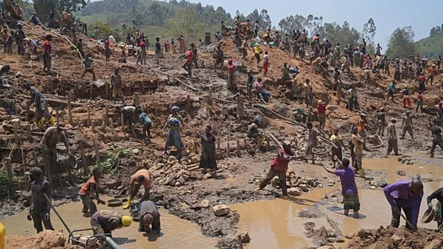 Ebola: Artisanal miners keep digging for gold despite virus risk