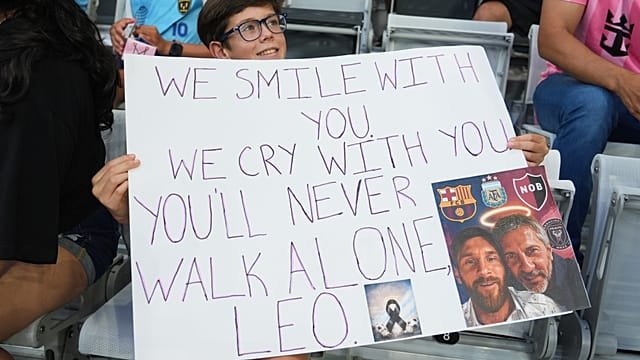Lionel Messi bids farewell to his father in Rosario
