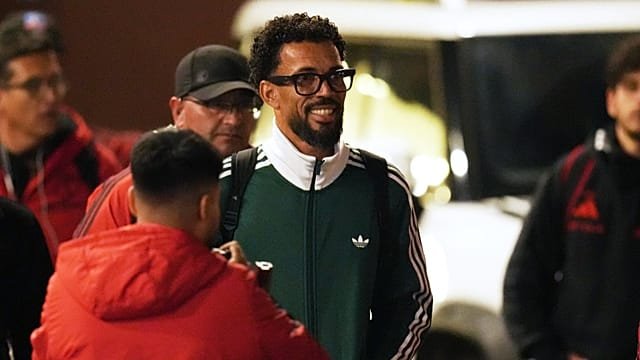 Fans await Vozinha at Santiago’s airport after visa complications