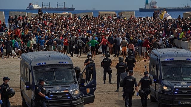 Police in Ceuta clash with anti-migrant protesters as tensions rise