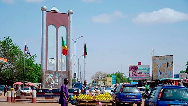 Thousands rally to back Niger authorities after thwarted mutiny